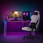 Herní křeslo, stříbrná látka, houpací mechanismus, polohování opěradla 90°-180°, 3D područky, polštáře z paměťové pěny,