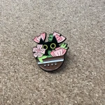 Pinarna.cz Černá kočička schovaná v růžových kytičkách