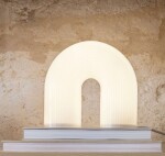 Ferm Living Stolní lampa Vuelta White, bílá barva, sklo, kov