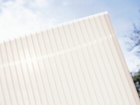 Komůrková polykarbonátová deska 2,10 × 4 m, 2 stěny – 1,3 kg/m² (opál)