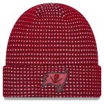New Era Pánská zimní čepice Tampa Bay Buccaneers NFL 2026 Sideline Cold Weather Cuffed