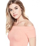 GUESS tričko Norah Off-the-Shoulder Top růžové L Růžová
