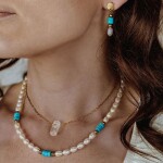 Náušnice s tyrkysovým magnezitem a perlou Kiara Gold, Tyrkysová