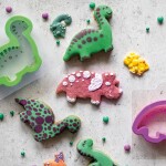 Decora vykrajovátka se stencily Dinosauři (2 vykrajovátka, 4 stencily)