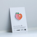 Studio Arhoj Odznáček Peach, oranžová barva, kov