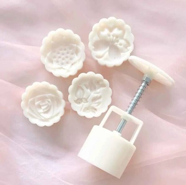 Dortisimo Plastové vypichovače Květiny (4 ks)