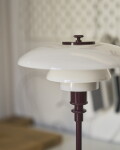 Louis Poulsen Stolní lampa PH 3/2 Glossy Burgundy, červená barva, sklo, kov, plast