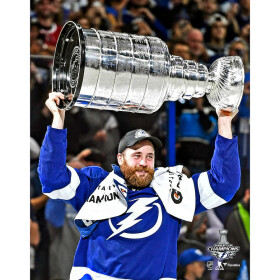 Fanatics Fotografie Victor Hedman Tampa Bay Lightning 2021 Stanley Cup Champions Raising Cup Photograph 8" x 10"
