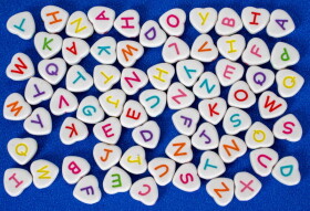 Korálky písmenka srdce 10mm, 30g - pastelové