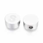 Korálek z nerezové oceli - placička s písmenem - různé varianty - 10 x 4,5 mm - 1 ks Písmena: E