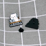 Pinarna.cz Bílá kočka u počítače - Go away I´m introverting / Jdi pryč, mám svůj introvertní čas