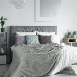 Jemná dekorativní deka šedé barvy Šířka: cm Délka: cm