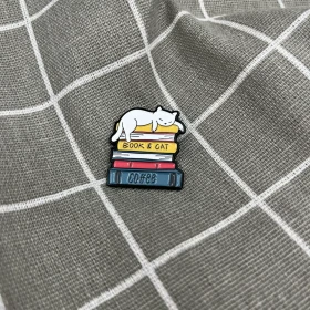 Pinarna.cz Kočička ležící na stohu knih - book & cat, coffee / kniha & kočka, kafe