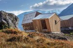 Kniha – Amazing Mountain Cabins – Architecture Worth the Hike, béžová barva, papír