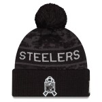 New Era Pánská zimní čepice Pittsburgh Steelers NFL 2026 Salute To Service Cuffed Knit Hat with Pom