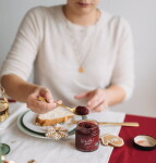 Bella Rose Vánoční džem s jahodami, malinami a kořením 210 g, červená barva, sklo, kov