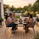 Černý zahradní stůl s otvorem pro slunečník