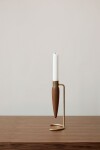 Audo Copenhagen Svícen Umanoff Polished Brass/Walnut 20 cm, přírodní barva, dřevo, kov