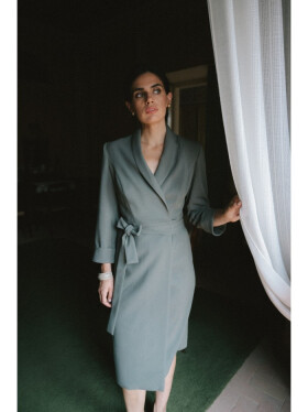 S415 Košilové šaty vázané v pase - khaki barva EU L