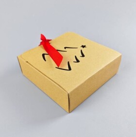 Dortisimo Vánoční krabička kraftová se stuhou Stromeček (16 x 16 x 5 cm)