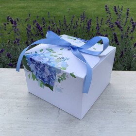Dortisimo Svatební krabička na výslužku bílá s modrými hortenziemi s mašlí (16,5 x 16,5 x 11 cm)