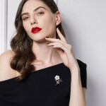 Luxusní brož s perleťovým květem a třpytivými zirkony, Zlatá