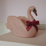Konges Sløjd Noční LED lampička Pink Swan, růžová barva, plast