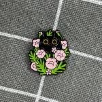 Pinarna.cz Černá kočka schovaná v pivoňkách