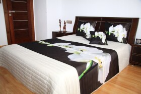 DumDekorace Přehoz na postel krémové barvy s bílou orchidejí Šířka: 220 cm | Délka: 240 cm