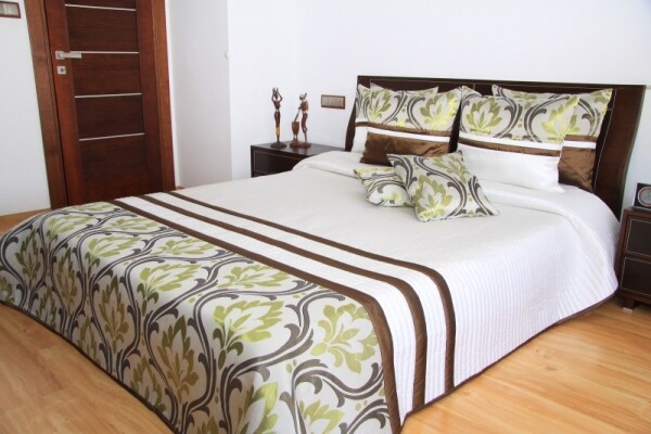 DumDekorace Luxusní přehozy na postel v bílé barvě s ornamenty a proužky Květinový vzor Šířka: 200 cm | Délka: 240 cm (+ 10,00 €) + 2ks 50x60 cm se vzorem (navíc k standardním polštářem) + 7,90 € Bílá Šířka: 200 cm | Délka: 240 cm (+ 10,00 €)