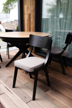 NábytekProNás Jídelní židle DIRAN čalouněná - černá (DIOSA 19)