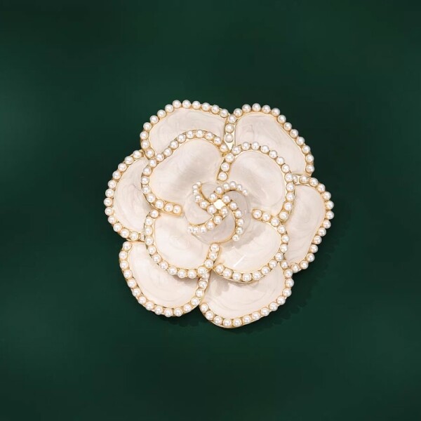Luxusní brož ve tvaru kamélie s perlovým lemováním, Zlatá