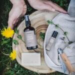 Almara Soap Zklidňující roll-on na pokožku Travel & Camp 10 ml, šedá barva, sklo