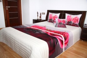 DumDekorace Přehoz na postel bílé barvy s motivem růžové růže Šířka: 220 cm | Délka: 240 cm