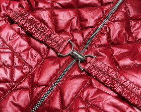 Červená prošívaná dámská bunda páskem (BH2208) odcienie czerwieni