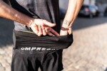 Compressport Free Belt - Běžecký pás s kapsami Compressport FREEBELT - BLACK Velikost textilu: M/L