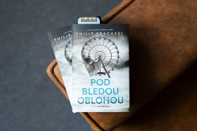 Pod bledou oblohou - Philip Fracassi