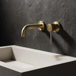 REA - Podomítková vanová baterie Lungo Stripe Brush Gold REA-B7431