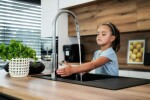 SANELA - Elektronická dřezová baterie s výsuvnou koncovkou, síťové napájení, chrom SLU 68