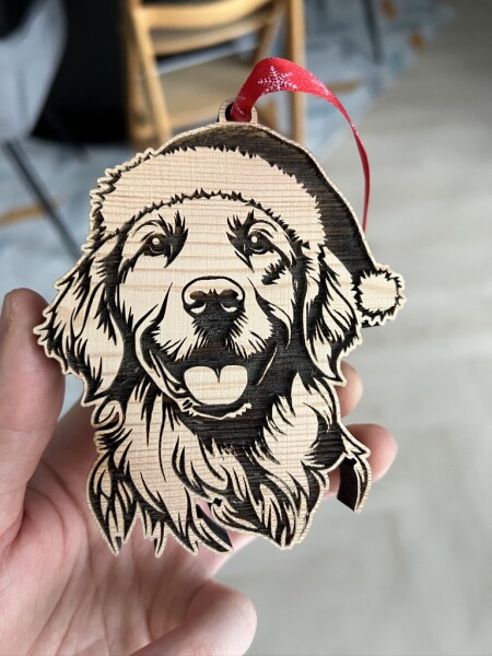 Vánoční baňka psa se Santa čepicí Plemeno: Retrívr