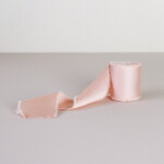 Bella Rose Saténová stuha 4 cm – Light Salmon (4,5 m), oranžová barva, textil