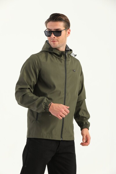 River Club Pánský khaki nepromokavý kabát s kapucí s vnitřní podšívkou a kapsou.