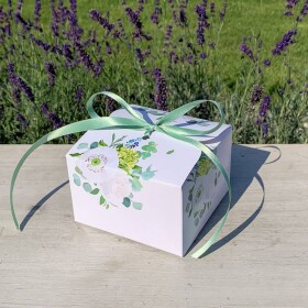 Dortisimo Svatební krabička na výslužku bílá s bílými a zelenými květinami s mašlí (11 x 11 x 7 cm)