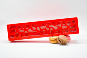 Cake star Krabička na makronky červená se vzorovým okénkem 25,8x6x4cm (na 10 kusů)