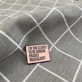 Pinarna.cz I'm too clumsy to be around fragile masculinity / Jsem příliš nešikovná na to, abych se pohybovala v blízkosti křehké mužnosti - tmavší