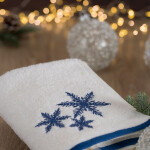 Bavlněný ručník modrou vánoční výšivkou