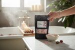Almara Soap Luxusní květinová sůl do koupele Rose Garden 180 g, černá barva