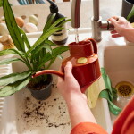 HAWS Konvička na zalévání Fazeley Flow Terracotta Orange – 700 ml, červená barva, kov