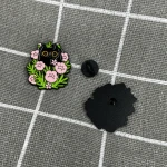 Pinarna.cz Černá kočka schovaná v pivoňkách