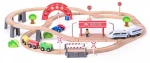 Vláčkodráha elektrickou mašinkou viaduktem,